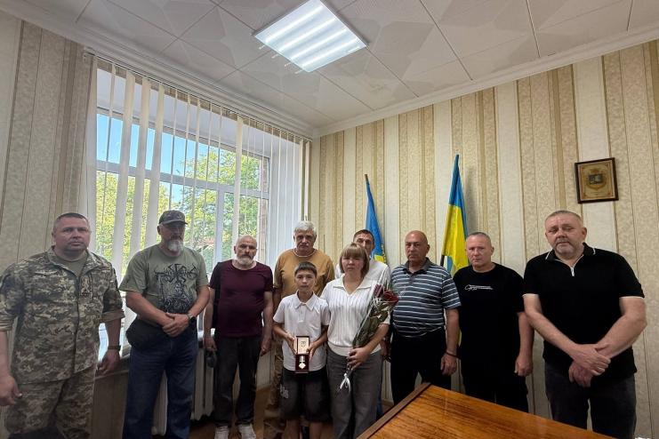 Посмертна шана Герою: в Арцизі родині полеглого захисника Артура Грами вручили орден «За мужність»