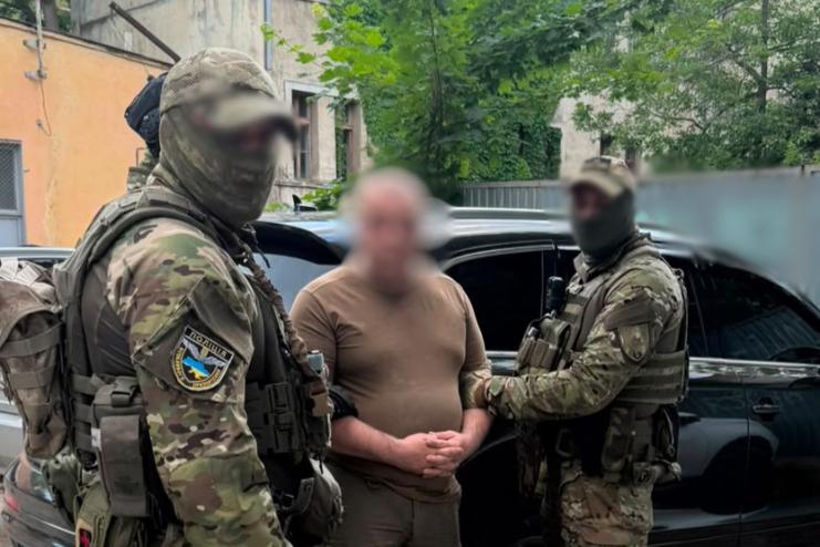 Фіктивна служба та зняття з розшуку ТЦК за 6000 доларів: на Одещині затримали посадовця військової частини