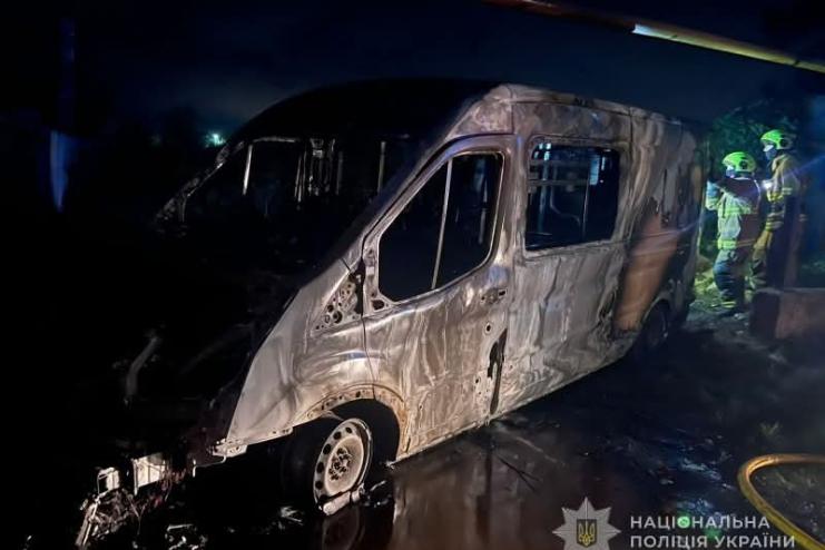 На Одещині правоохоронці викрили підозрюваного у підпалі військового мікроавтобуса
