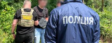 За «печатку в паспорті» вимагав 20 тисяч доларів: на Одещині викрили організатора незаконного переправлення чоловіків за кордон