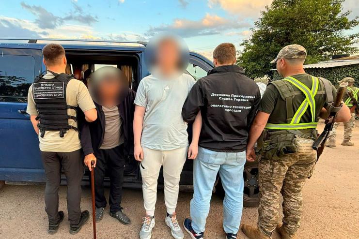 На Одещині прикордонники виявили чоловіка у схованці під підлогою мікроавтобуса