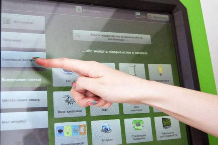 В Україні з 26 червня змінюються правила поповнення карток через термінали: що потрібно знати