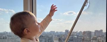 Природна дитяча допитливість може за лічені секунди перетворитися на трагедію: поліцейські нагадують, як уберегти дітей від падіння з вікон