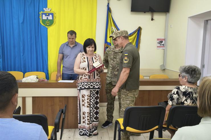 У Татарбунарах рідним загиблих захисників вручили державні та військові нагороди