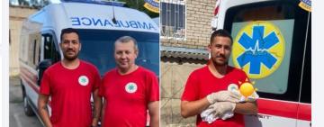 Друге народження за тиждень: на Одещині парамедик екстренки знову прийняв пологи «на виїзді»