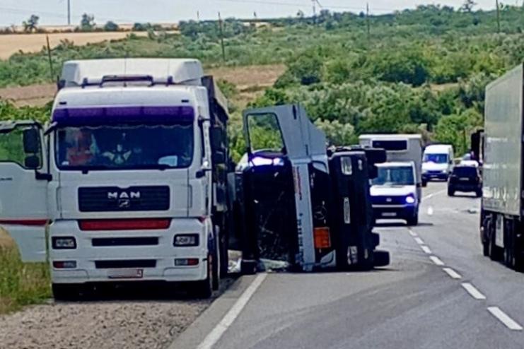 На трасі Одеса-Рені перекинулася цистерна з дизпаливом