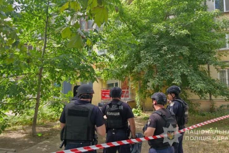 В Одесі чоловік зачинився в перукарні разом із людьми: поліція встановлює обставини