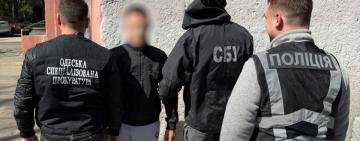 В Одесі поліція та СБУ викрили 50-річного містянина в оборудках з наркотиками, вибухівкою та боєприпасами