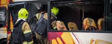 В Одесі рятувальники ліквідували наслідки ворожого обстрілу: згоріли автобуси, пошкоджено санаторій