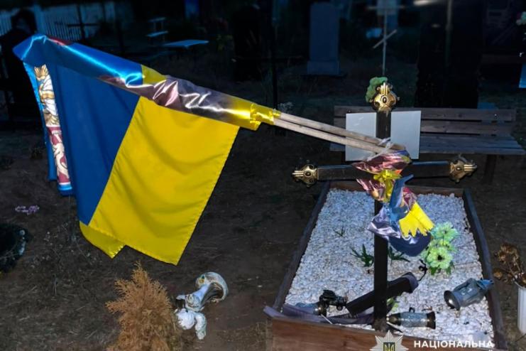 Наруга над пам'яттю Героя: на Одещині поліція шукає вандалів, які спаплюжили могилу військового