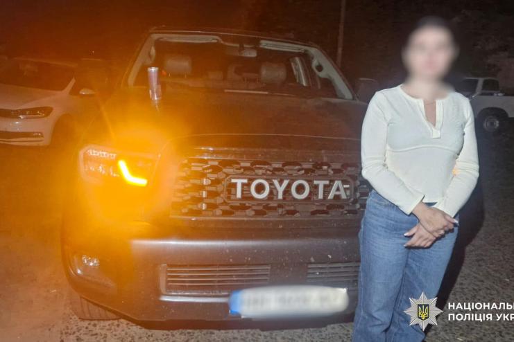 За 10 тис. доларів до кордону на преміальних позашляховиках: поліцейські затримали одеситку та жителя району за організацію незаконного переправлення військовозобов’язаних до сусідньої країни