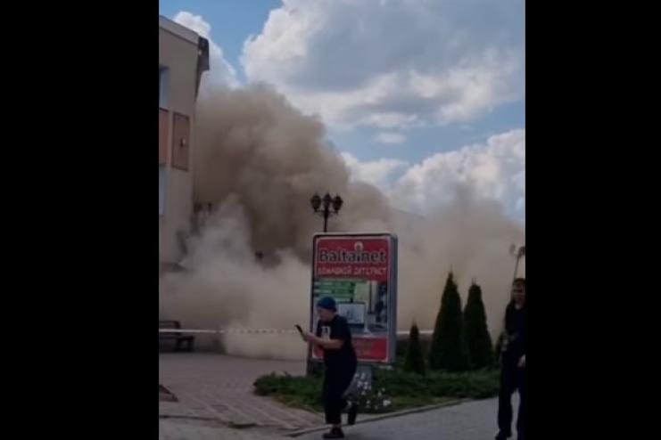 ВІДЕО: на Одещині в центрі міста обвалилася будівля швейної фабрики