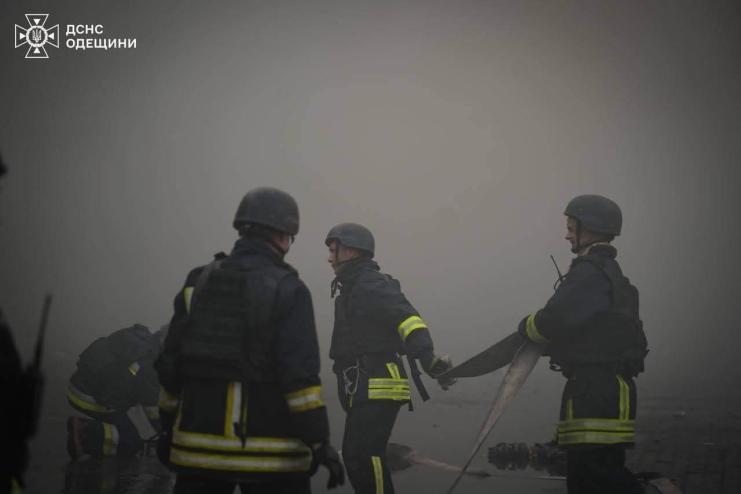 Одещина зазнала двох ворожих ударів: троє постраждалих та ще один поранений водій вантажівки