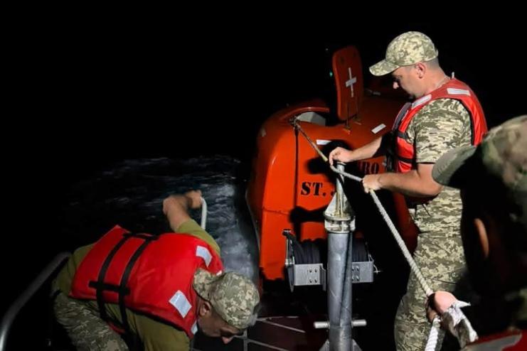 Морські прикордонники евакуювали філіппінського моряка із судна, атакованого російським дроном