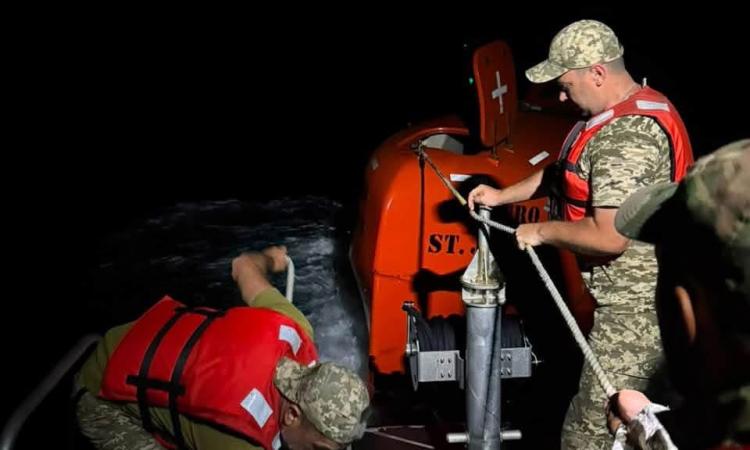 Морські прикордонники евакуювали філіппінського моряка із судна, атакованого російським дроном