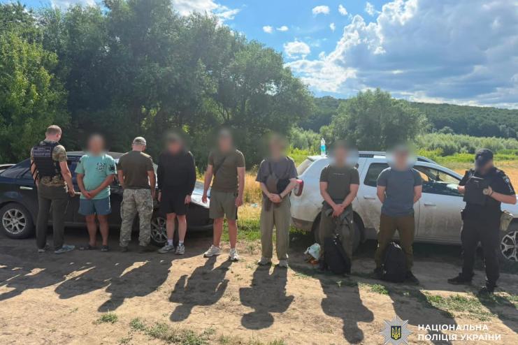 Поліцейські повідомили про підозру військовому, який сприяв незаконному переправленню чоловіків через державний кордон України та незаконно зберігав бойові припаси
