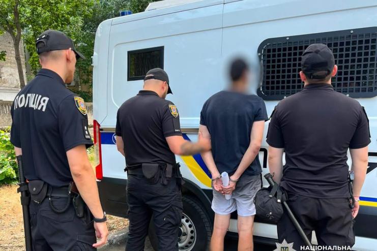 Торгував гранатами та набоями: в Одесі поліцейські затримали підозрюваного