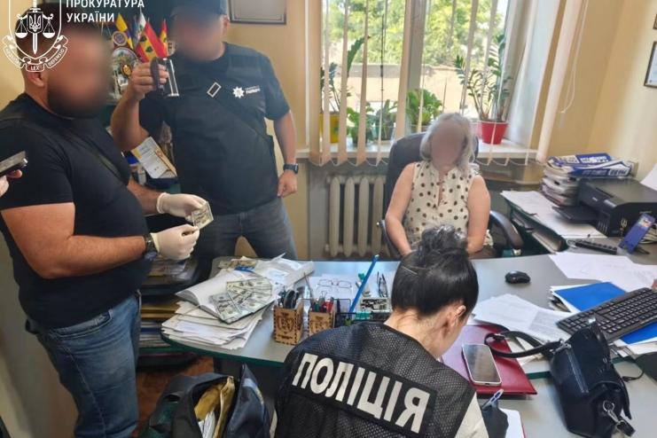 На Одещині чиновницю міськради підозрюють у вимаганні хабаря за дозвіл на встановлення МАФу