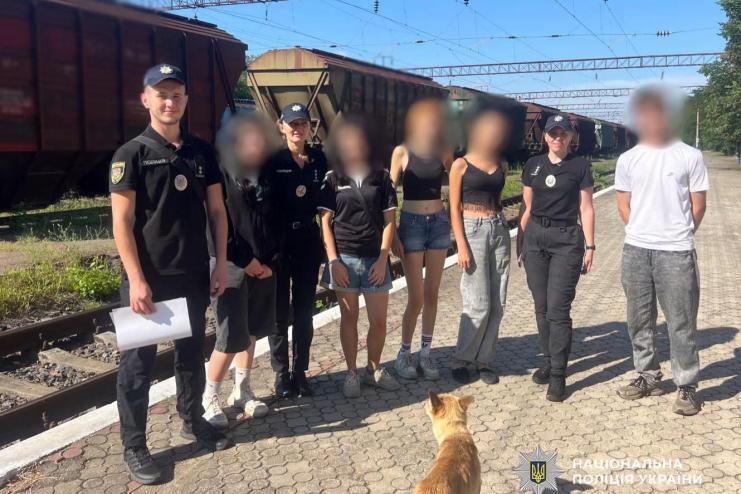 На Одещині поліцейські нагадують підліткам правила безпеки на залізниці