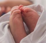 Шестирічна дитина випадково зачинилася у квартирі разом із немовлям: в Одесі патрульні допомогли родині