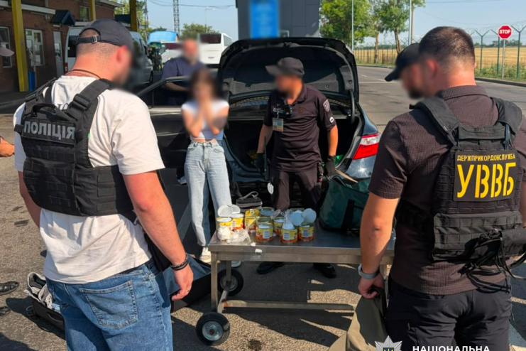 Ховала консерви з наркотиками в машині: на Одещині затримали 19-річну дівчину за спробу контрабанди психотропів