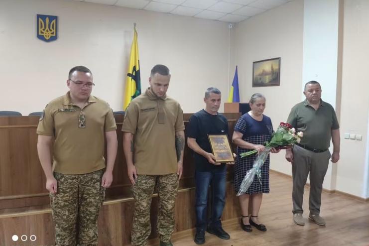У Бессарабській селищній раді батькам полеглого Героя Олександра Драгана вручили відзнаку «За доблесну службу»