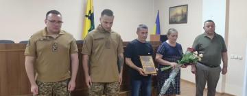 У Бессарабській селищній раді батькам полеглого Героя Олександра Драгана вручили відзнаку «За доблесну службу»