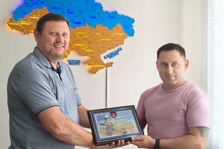 У Болградській РВА вручили подяку від військових керівникові підприємства «ВІТАЛ-ПРОФІ»