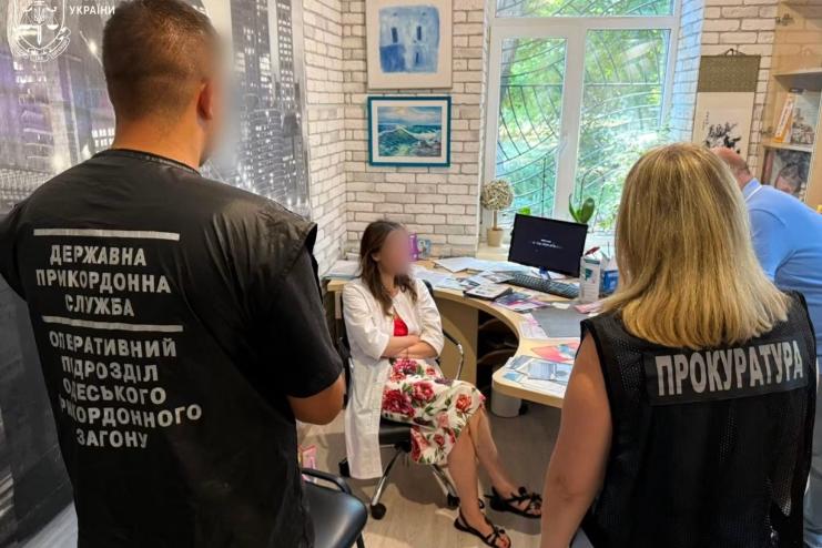 Фіктивні діагнози, інвалідність і тисячі доларів: в Одесі викрили медиків, які допомагали чоловікам виїжджати за кордон
