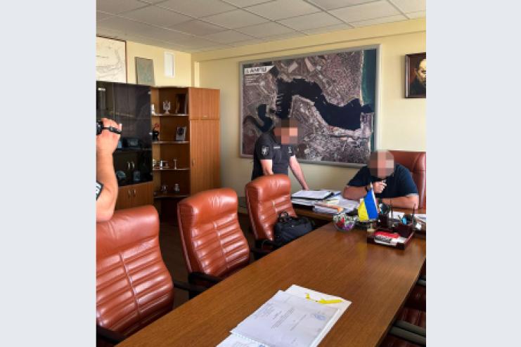 На Одещині на вимаганні пів мільйона гривень викрили посадовця Чорноморського порту та його спільницю