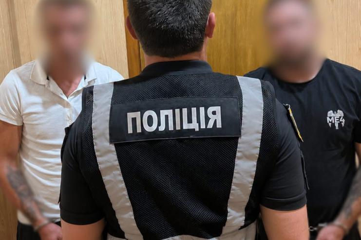 На Одещині четверо чоловіків увірвалися до будинку жінки, викрали її та погрожували собаками
