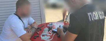 15 тисяч доларів за інвалідність: на Одещині затримали 24-річного чоловіка, який обіцяв «вирішити питання»