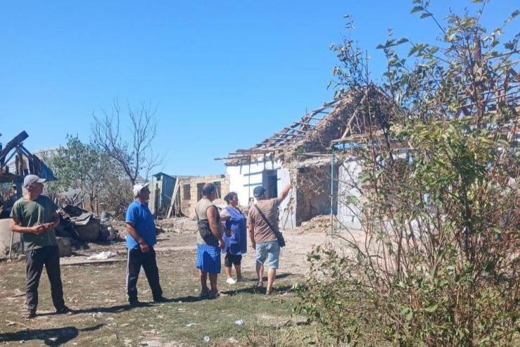 Комунальники Арцизької громади допомагають ліквідовувати наслідки ворожої атаки у Виноградівці