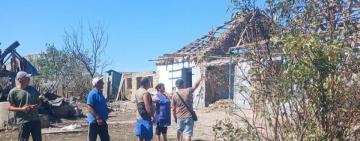 Комунальники Арцизької громади допомагають ліквідовувати наслідки ворожої атаки у Виноградівці