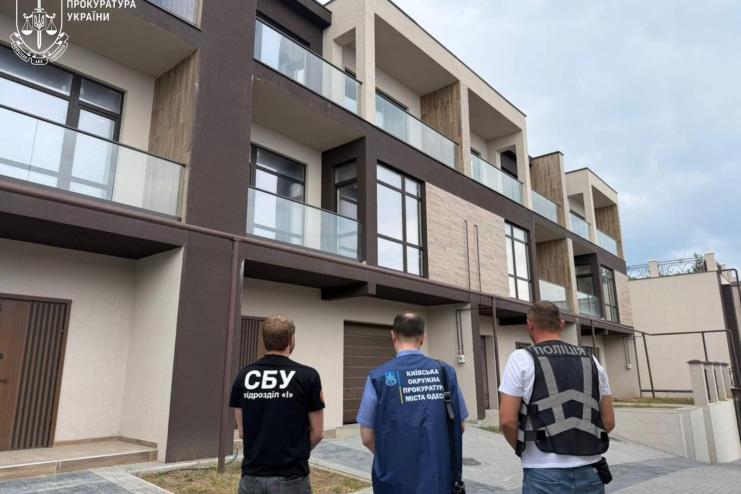 Незаконно звів 47 таунхаусів над морем: в Одесі забудовнику повідомили про підозру у завданні громаді 50 млн грн збитків