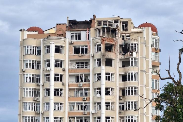 Терор Одещини: двоє загиблих, зруйновані багатоповерхівки, тривають нові атаки