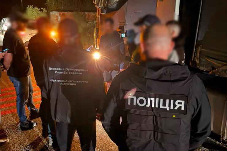 У схованці вантажівки перевозив до Молдови військовозобов’язаних чоловіків: поліцейські відправили на лаву підсудних 36-річного іноземця