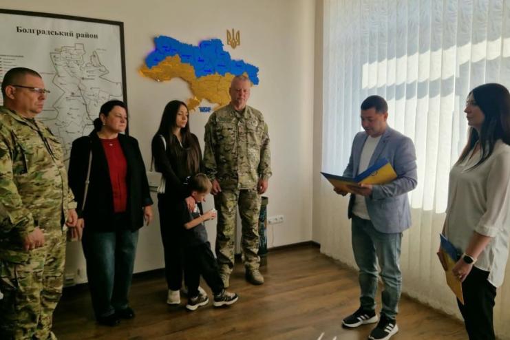 У Болграді родині полеглого захисника Владислава Буюклі передали посмертні нагороди