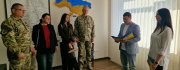 У Болграді родині полеглого захисника Владислава Буюклі передали посмертні нагороди