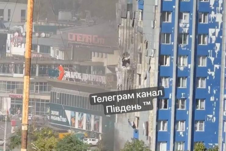 Вже відомо про сімох постраждалих: в Одесі ліквідовують наслідки атаки реактивного БпЛА в людному місці