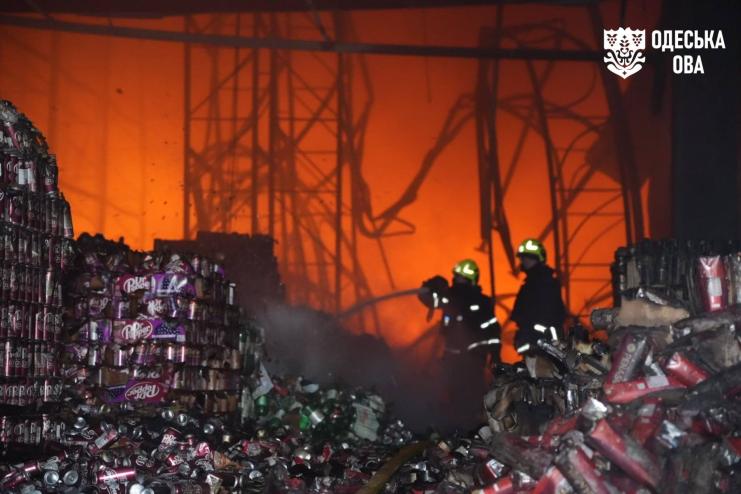 На Одещині після ворожих ударів спалахнули складські приміщення мережі продуктових супермаркетів