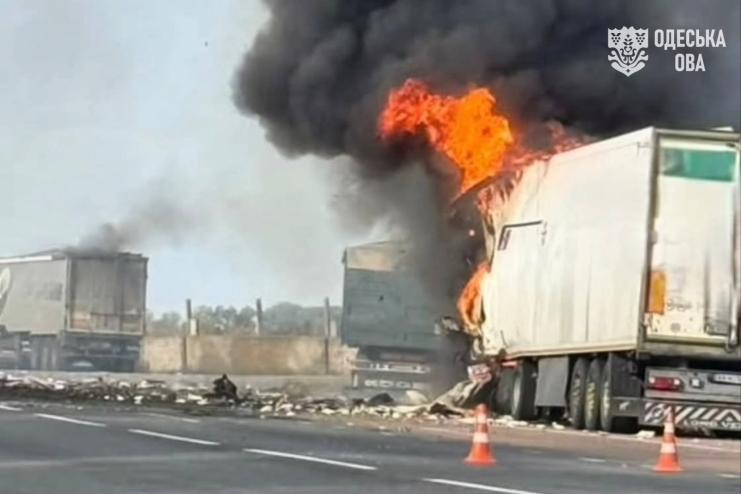 На Одещині ворог атакував автодорогу: постраждали троє людей