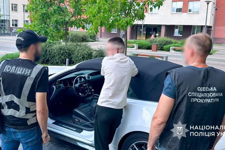 В Одесі судитимуть пару, яка за $1900 обіцяла посприяти в отриманні номерних знаків