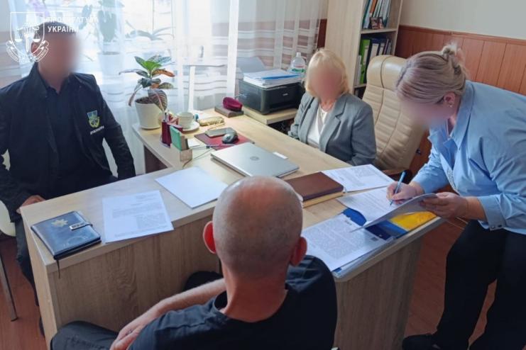 Мільйон збитків на реконструкції стадіону: на Одещині підозрюють чиновницю сільради та інженера