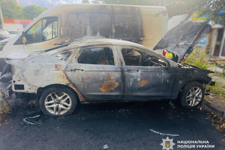 Спалила два автомобілі у дворі багатоповерхівки: в Одесі затримали 62-річну жінку 