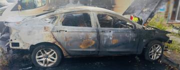 Спалила два автомобілі у дворі багатоповерхівки: в Одесі затримали 62-річну жінку 