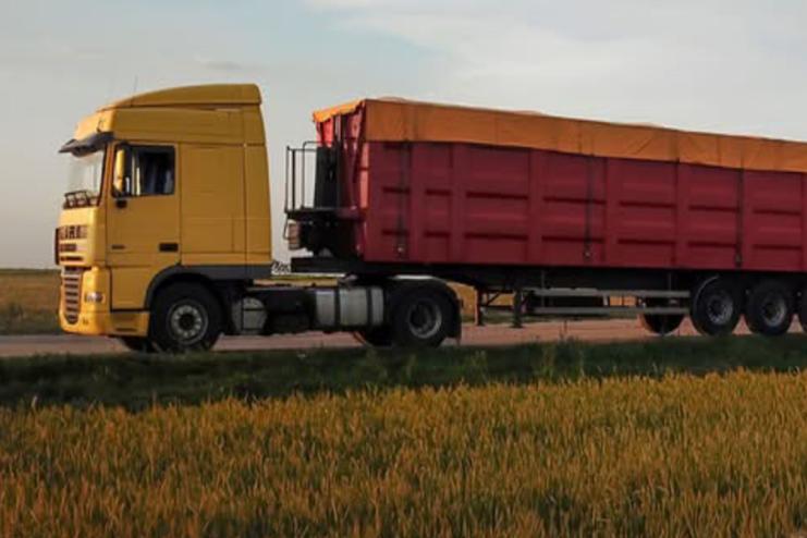 Спростили рух місцевими дорогами: Уряд дозволив водіям вантажівок та автобусів керувати тракторами