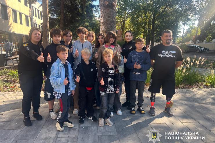 Ювенальні поліцейські разом з дітьми шанували ветеранів війни