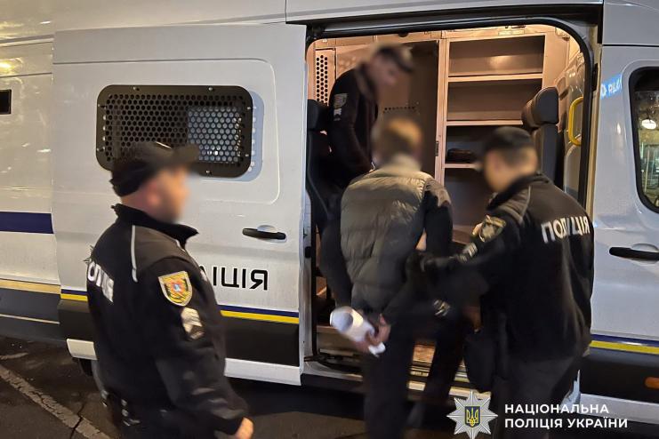 В Одесі чоловік порізав ножем адміністраторку кав’ярні через картридж для куріння