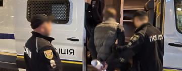 В Одесі чоловік порізав ножем адміністраторку кав’ярні через картридж для куріння